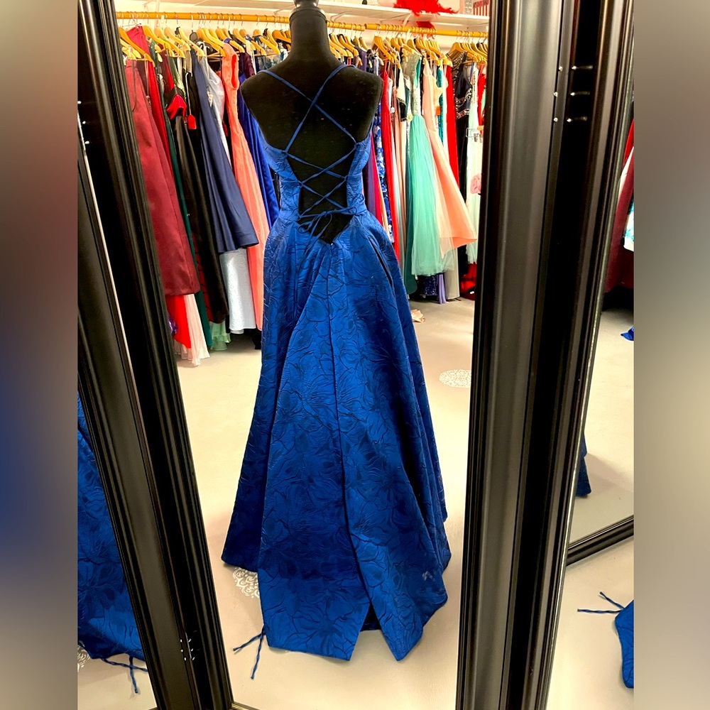 Long and full dress - Picture 2 of 4
